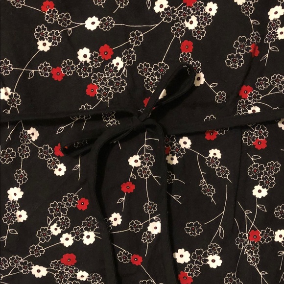 Chic Black Floral Scrub Top with Japanese Floral Pattern - Picture 7 of 7